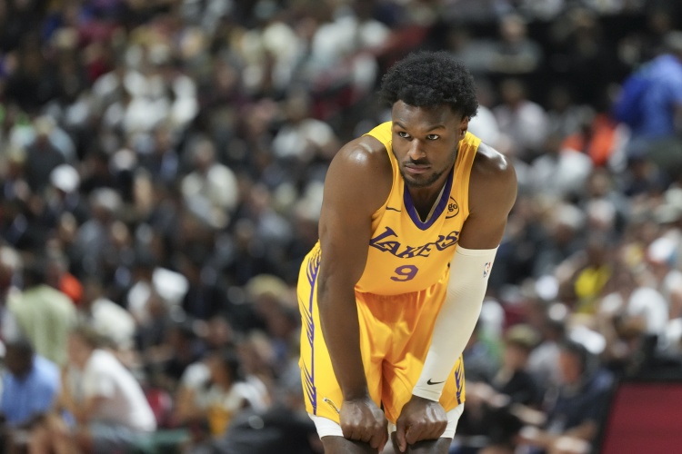 九游官网-进攻仍需打磨💎！布朗尼上半场8分下半场0分 超远三分绝杀未果