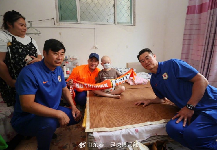 jiuyou.com-山东泰山队慰问患病小球迷 王大雷与他约定特殊庆祝动作