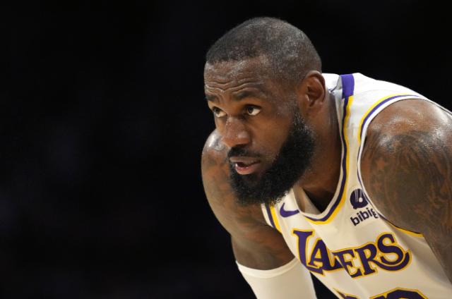 jiuyou.com-詹姆斯降薪300万成功留守！湖人却和冠军越来越远？
