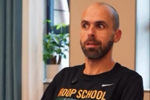 欧洲教练：中国孩子运球强 但不会传球&amp;防守&amp;跑快攻 一人包揽出手